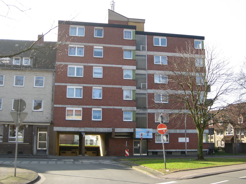 Datei:Durchfahrt zur Tiefgarage zweiteilig-08-Foto-V1.jpg