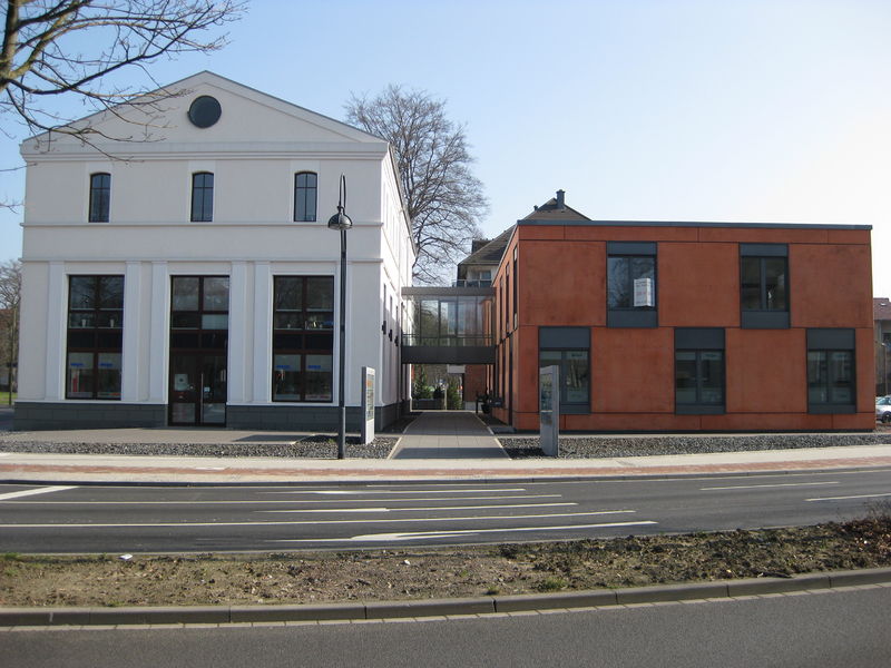 Datei:Zwei Gebaeude mit Verbindungstrakt-01-Foto-V1.jpg